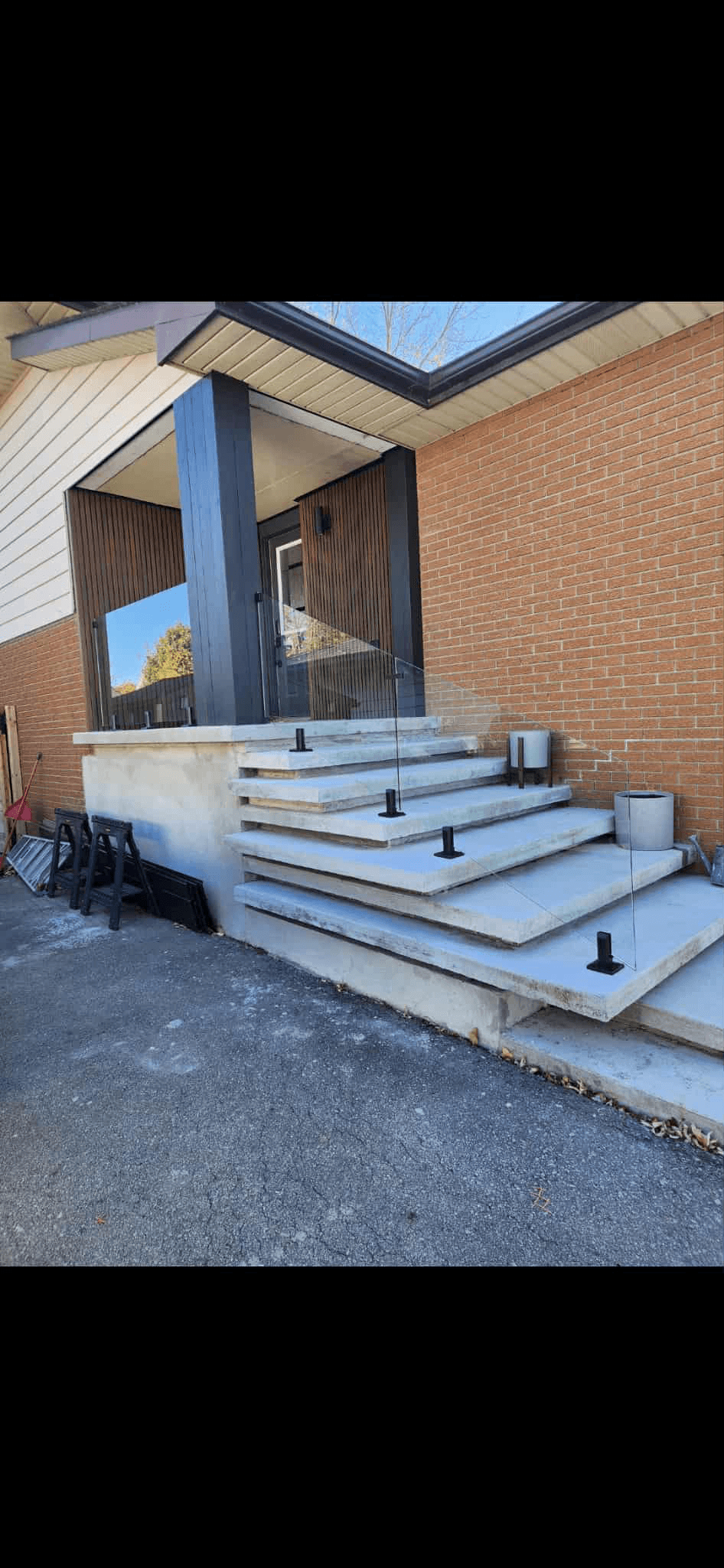 Outdoor glass walkway