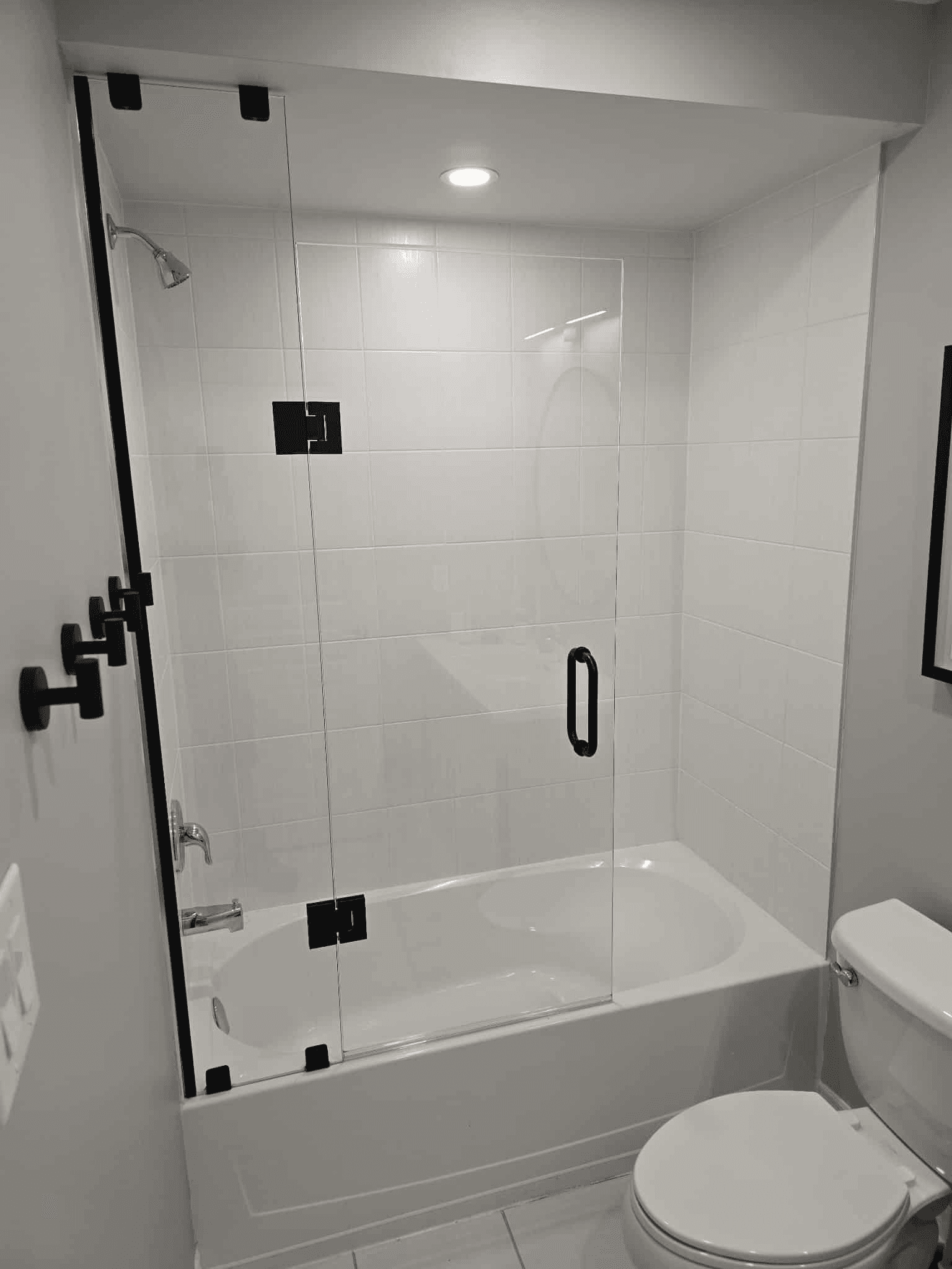 Glass bath with tall enclosure